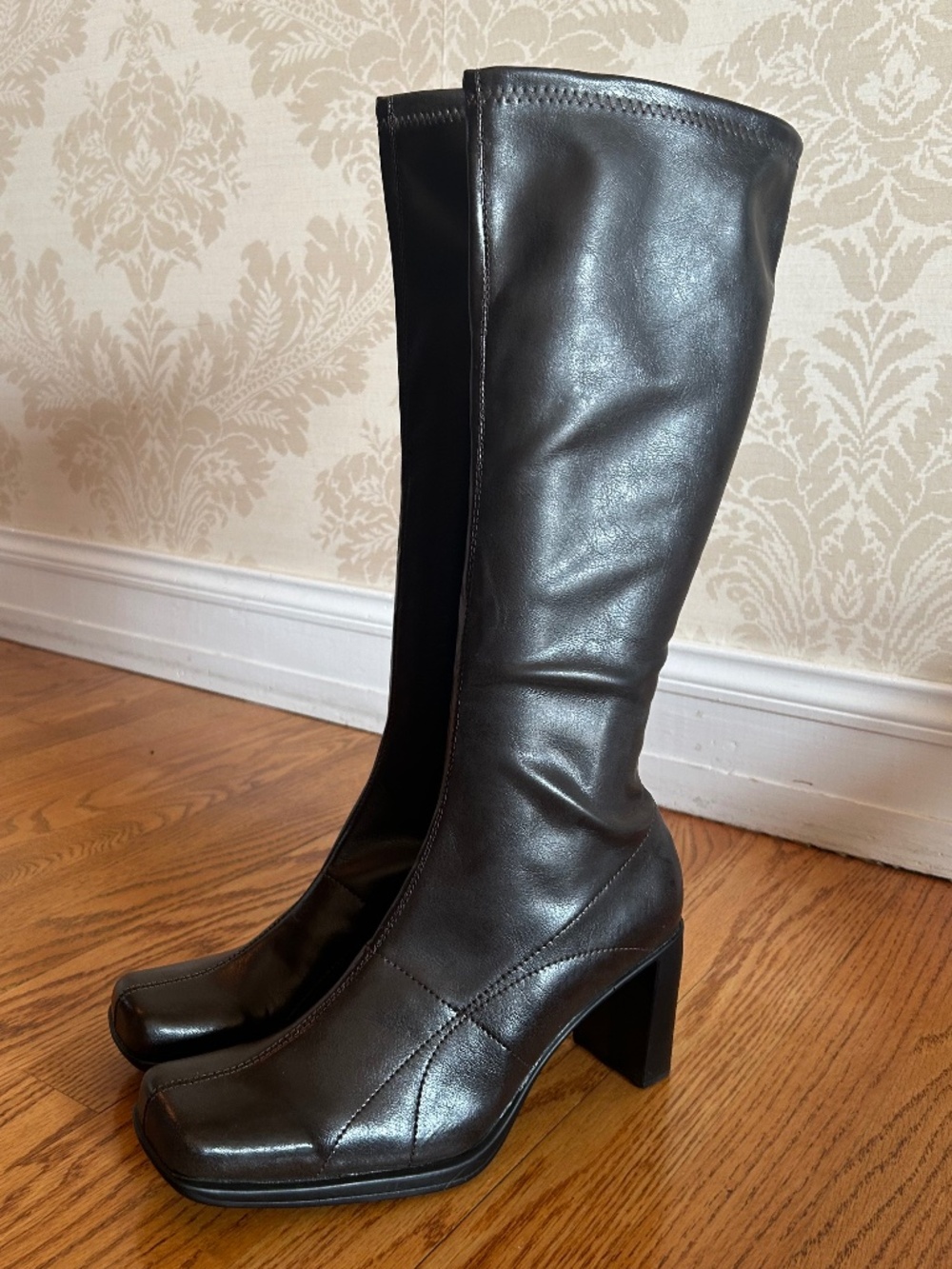 NWT ROBERTO VIANNI Stretchy Knee High Boots in Brown Size 10.5 NEW IN BOX